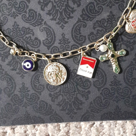 Urban Outfitters - Picture 3 of 6